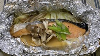 野菜ときのこがたっぷりかかった鮭の包み焼き